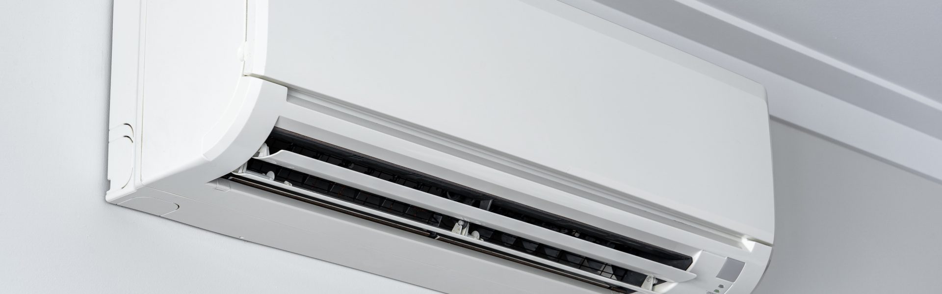air con unit on wall near ceiling